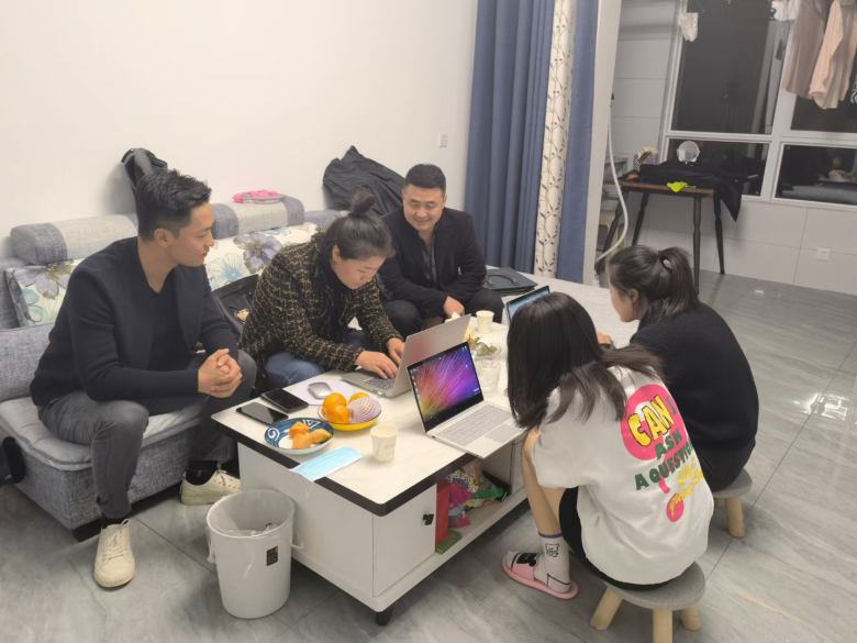 西安博菲克酒店家具廠設(shè)計師瀏覽神木冠之尚酒店效果圖.jpg