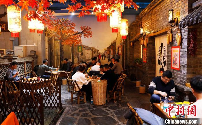 罐罐茶館內(nèi)人聲鼎沸，充滿煙火氣。.jpg