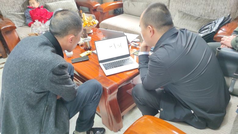 博菲克酒店家具設(shè)計(jì)師為李總講解家具方案.jpg